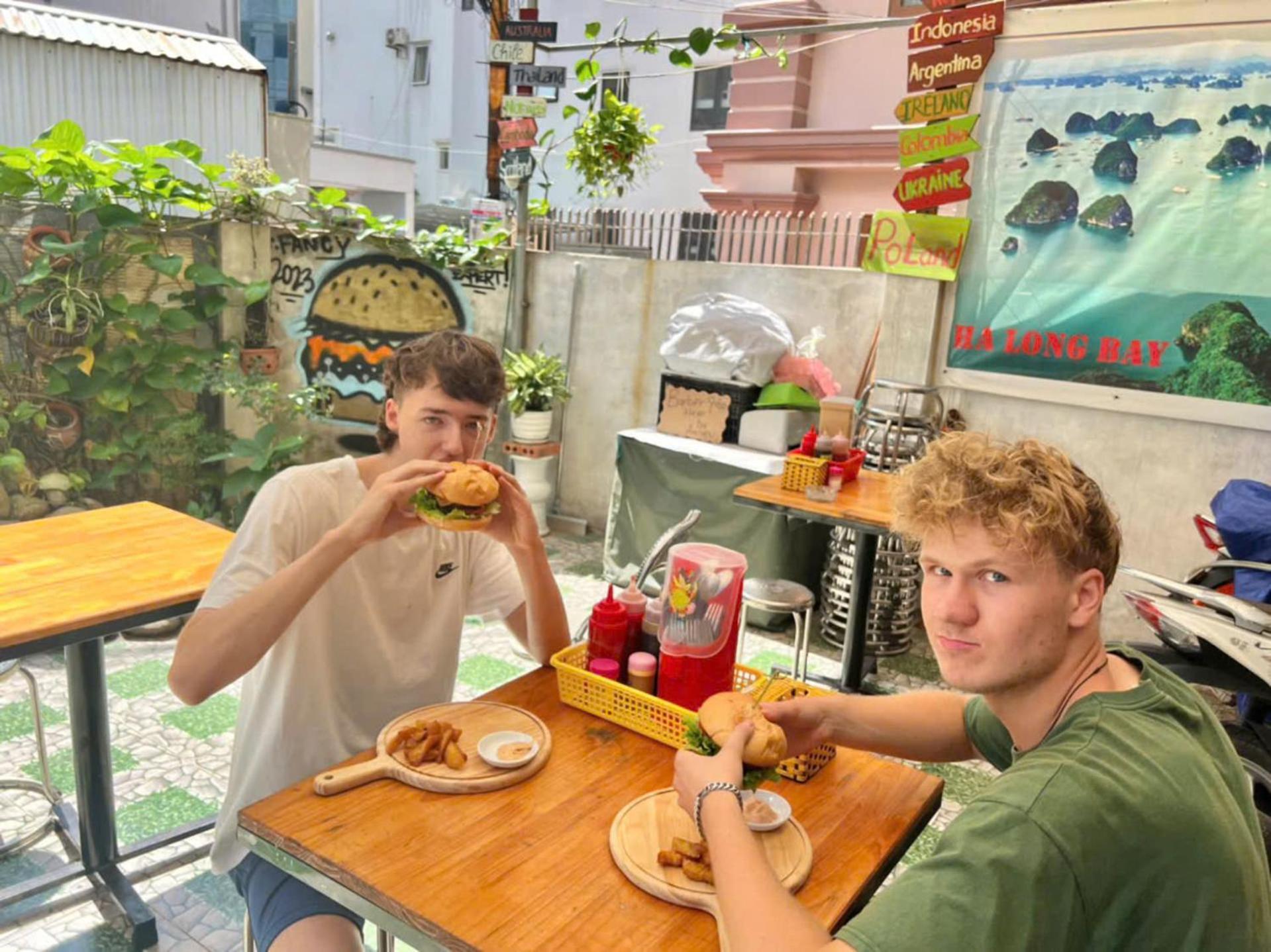 Ha Long Fancy Hostel With Vegetarian And Vegan Restaurant Exterior photo